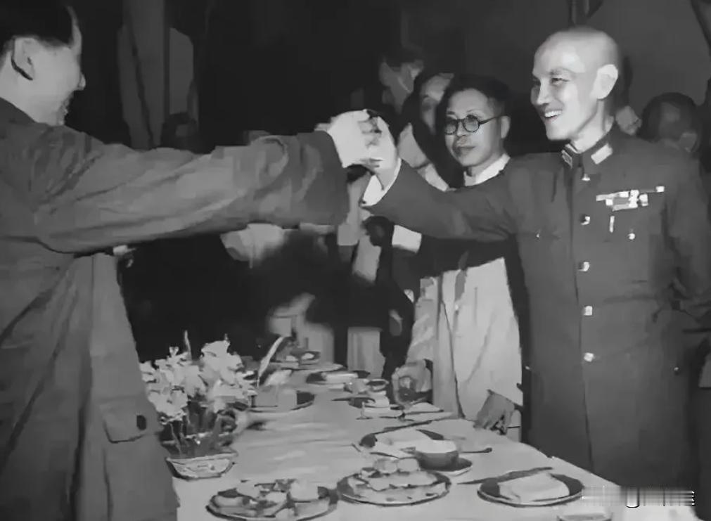 这是毛主席在重庆谈判时，蒋介石给主席敬酒时留下的一张照片。看蒋介石的表情与肢体语