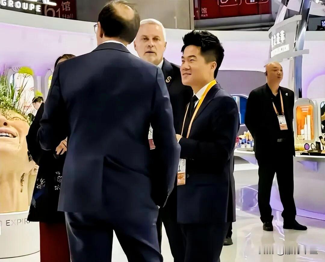 跟着董宇辉逛上海进博会，让全世界的人都记住了他！董宇辉已成“国际辉”，谁说读