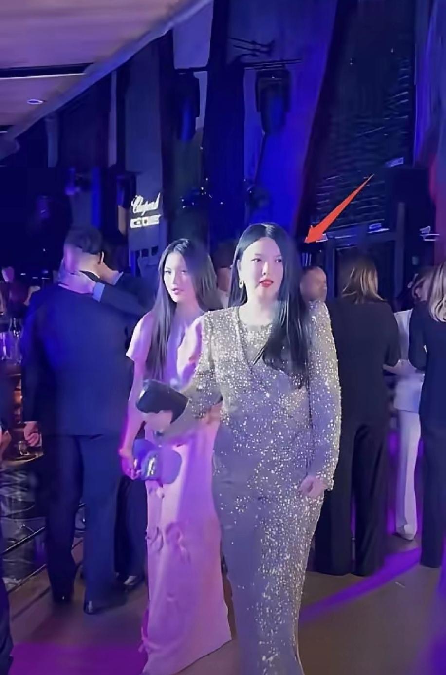 大家要搞明白，李湘参加何超琼那个晚宴可是有请柬的，也证明了她的实力，不要看人家是