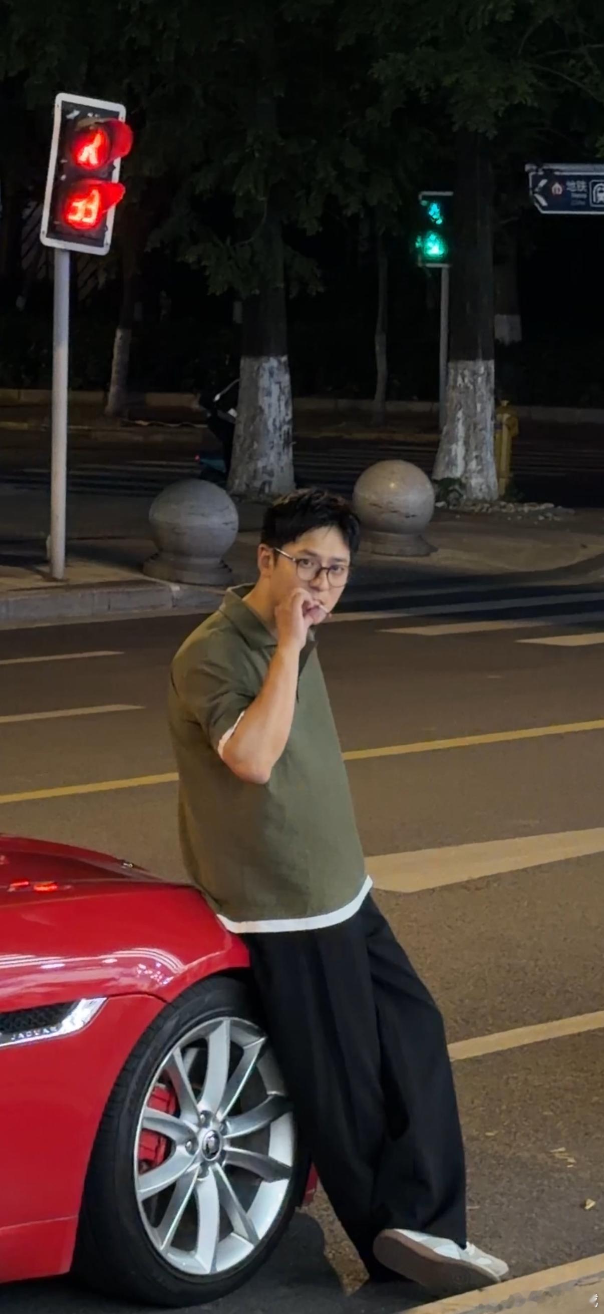 实在太喜欢这台捷豹了，打算跟它留点照片，昨晚第一次花钱请了个摄影师给我拍照，28
