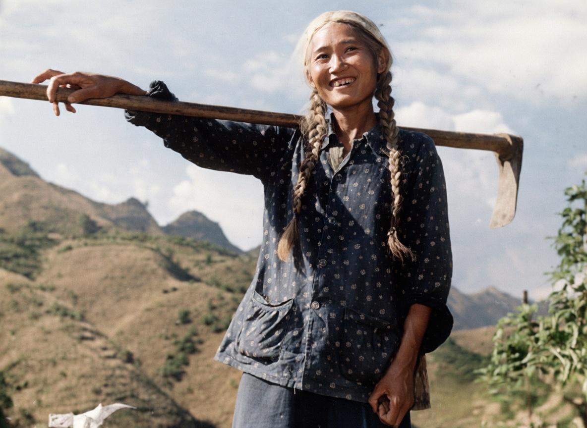 这张照片里的白发姑娘，就是现实版“白毛女”——罗昌秀，川剧《宜宾白毛女》的原型。