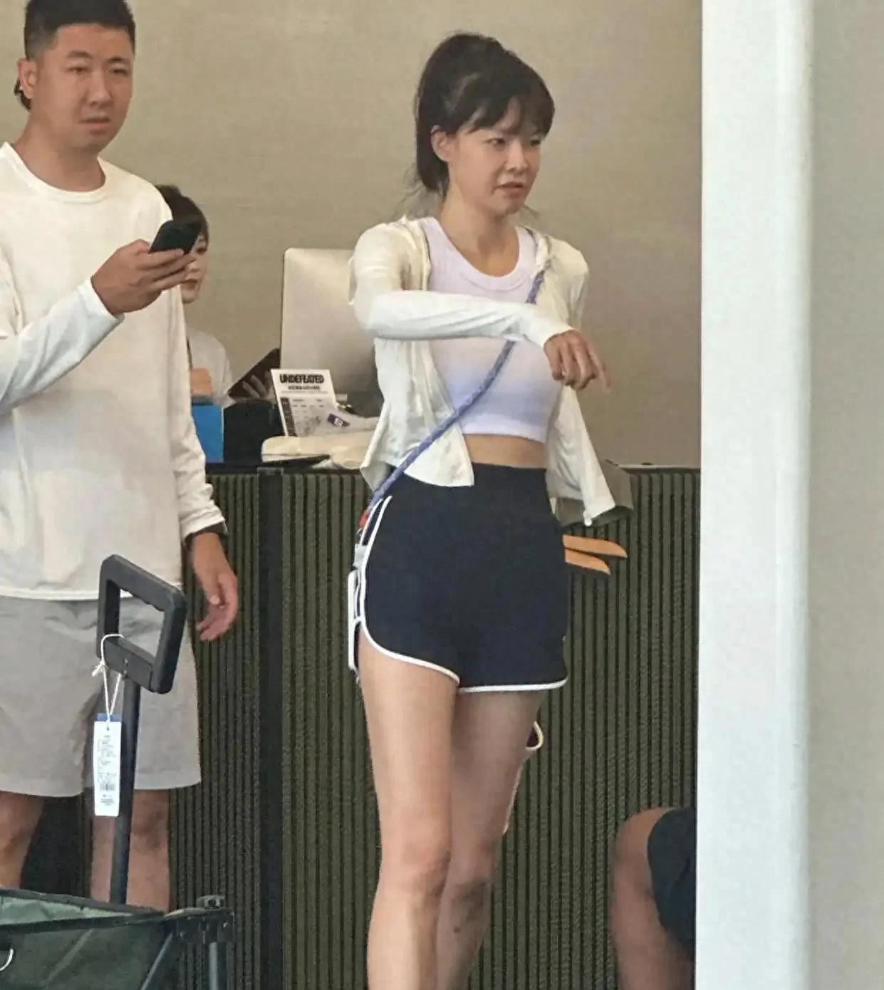 46岁李艾和老公在河北度假，露腰露腿大秀身材，张徐宁脸色好憔悴