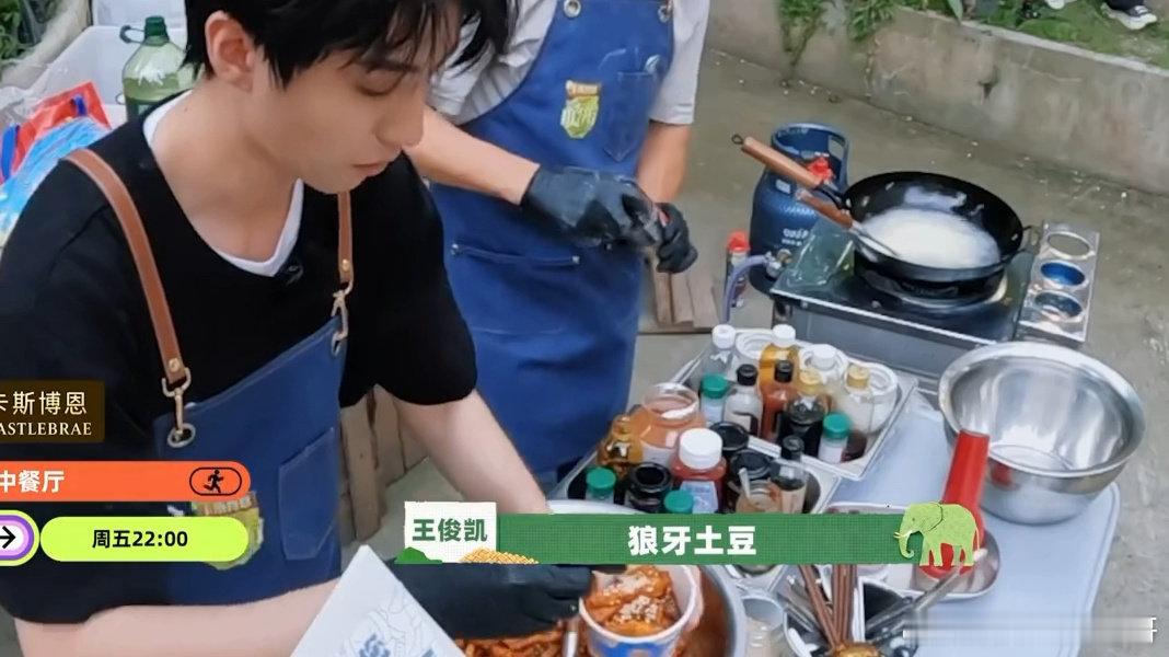 #中餐厅10美食推广日全员出动#中午吃饭的时候就缺这种下饭综艺，看着他们忙忙碌碌的样子感觉自己的饭都