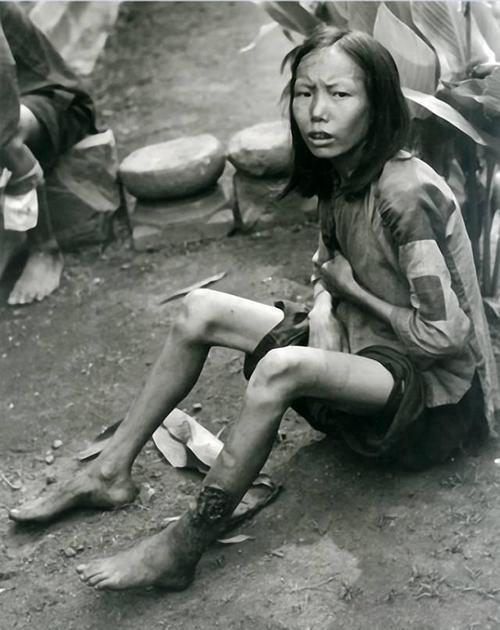 1946年，湖南衡阳，一个年纪不大的女孩骨瘦如柴地坐在泥土地上。她的衣服破烂不堪