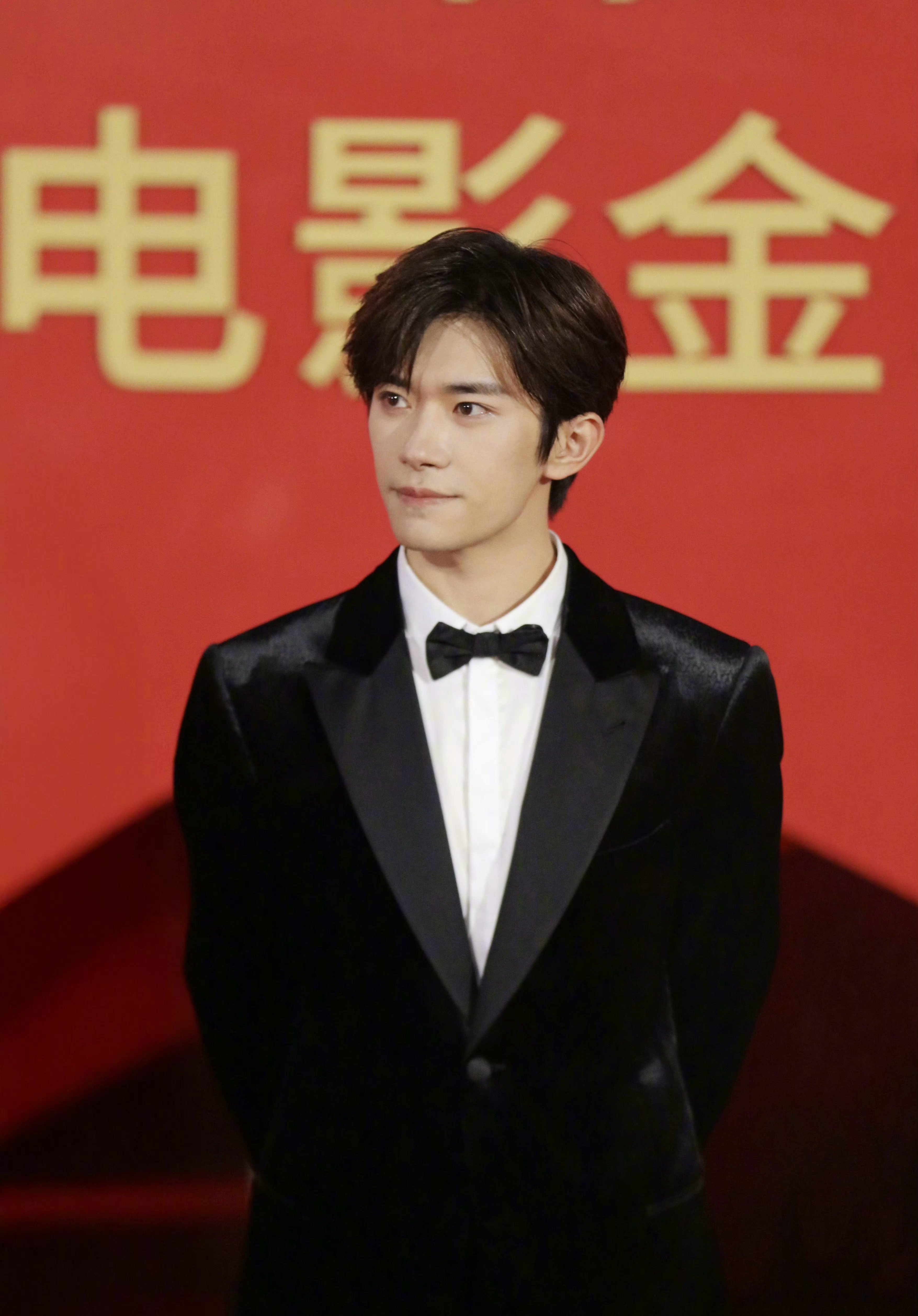 刚打算回府，看到易烊千玺拿金鸡奖最佳男主，说实话挺感慨的。12岁被选中出道，今年