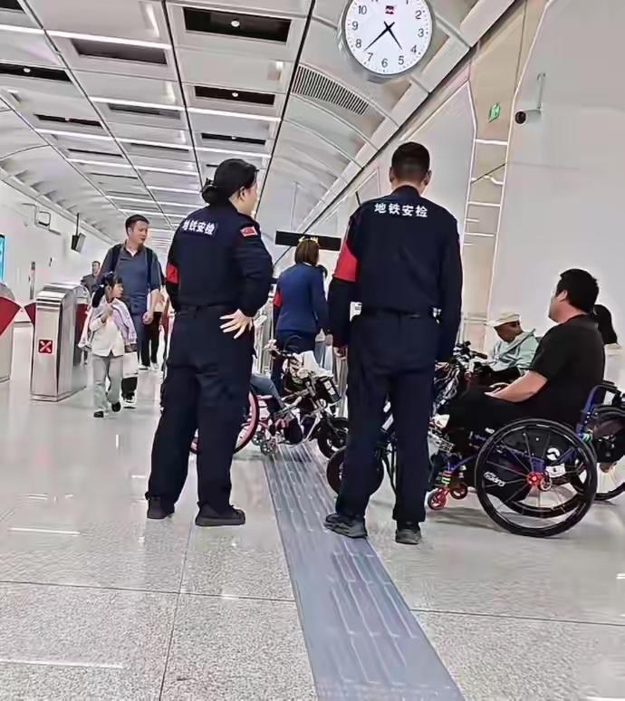 陕西西安，7名残障人士乘电动轮椅坐地铁，进站时被工作人员拦下，说要查合格证，后反