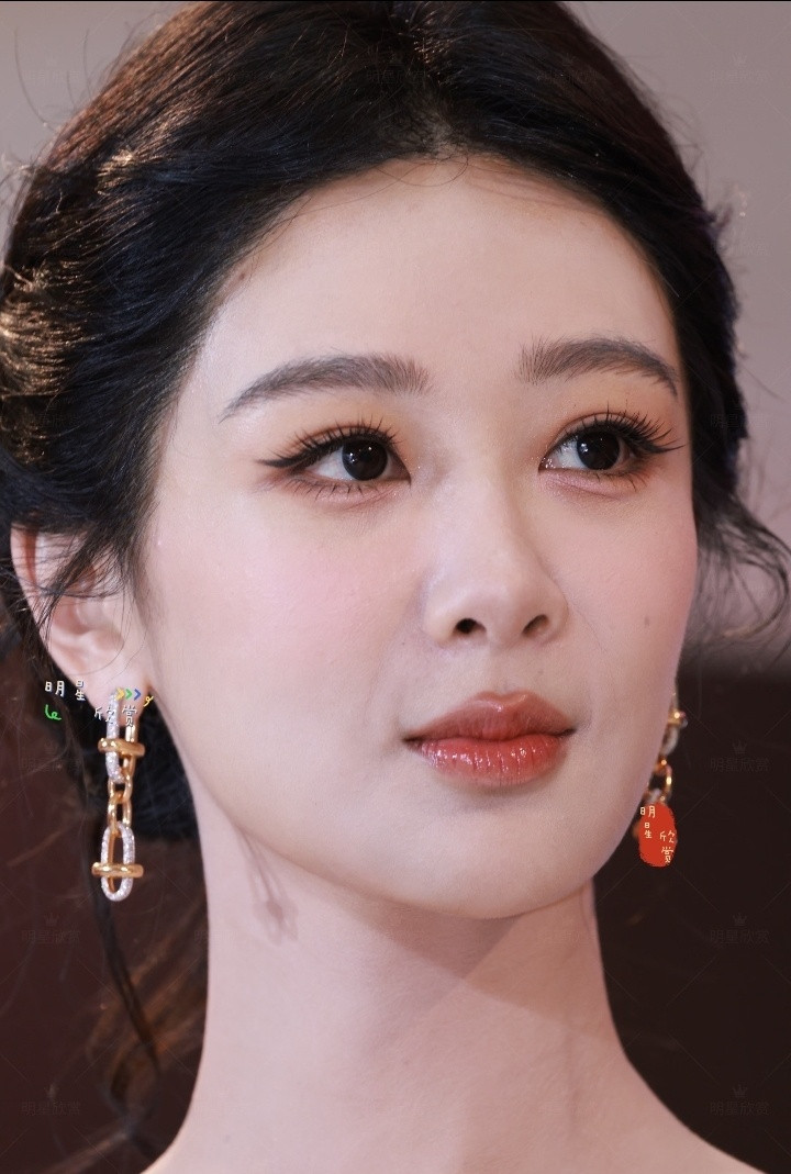 杨紫今日广州线下活动原图，盘发配鎏金抹胸礼服，原相机近距离无滤镜，大家客观说说她