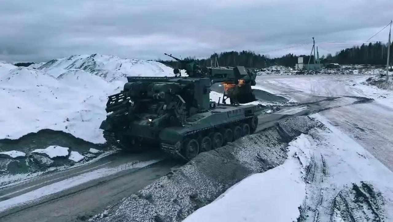 俄罗斯国家技术集团公司新闻处发布消息，乌拉尔车辆厂在俄军工程兵节前夕交付了一批新