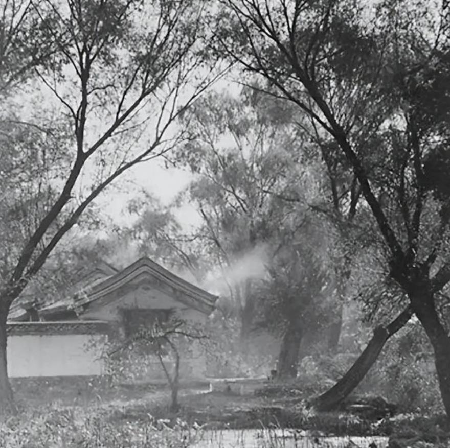 自从搬到吴家花园居住后，彭老总一直闲不下来，先带着警卫员清理了院外池塘里的淤泥，