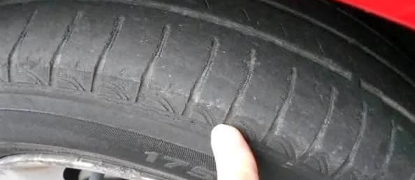 前几天去保养车，师傅检查完轮胎跟我说：“你这胎该换了，橡胶老化了，再开不安全。”