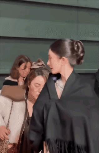 张艺谋、宋佳把姚安娜推到C位，这根本不是什么体面，这是一场精密的“阳谋”。真正