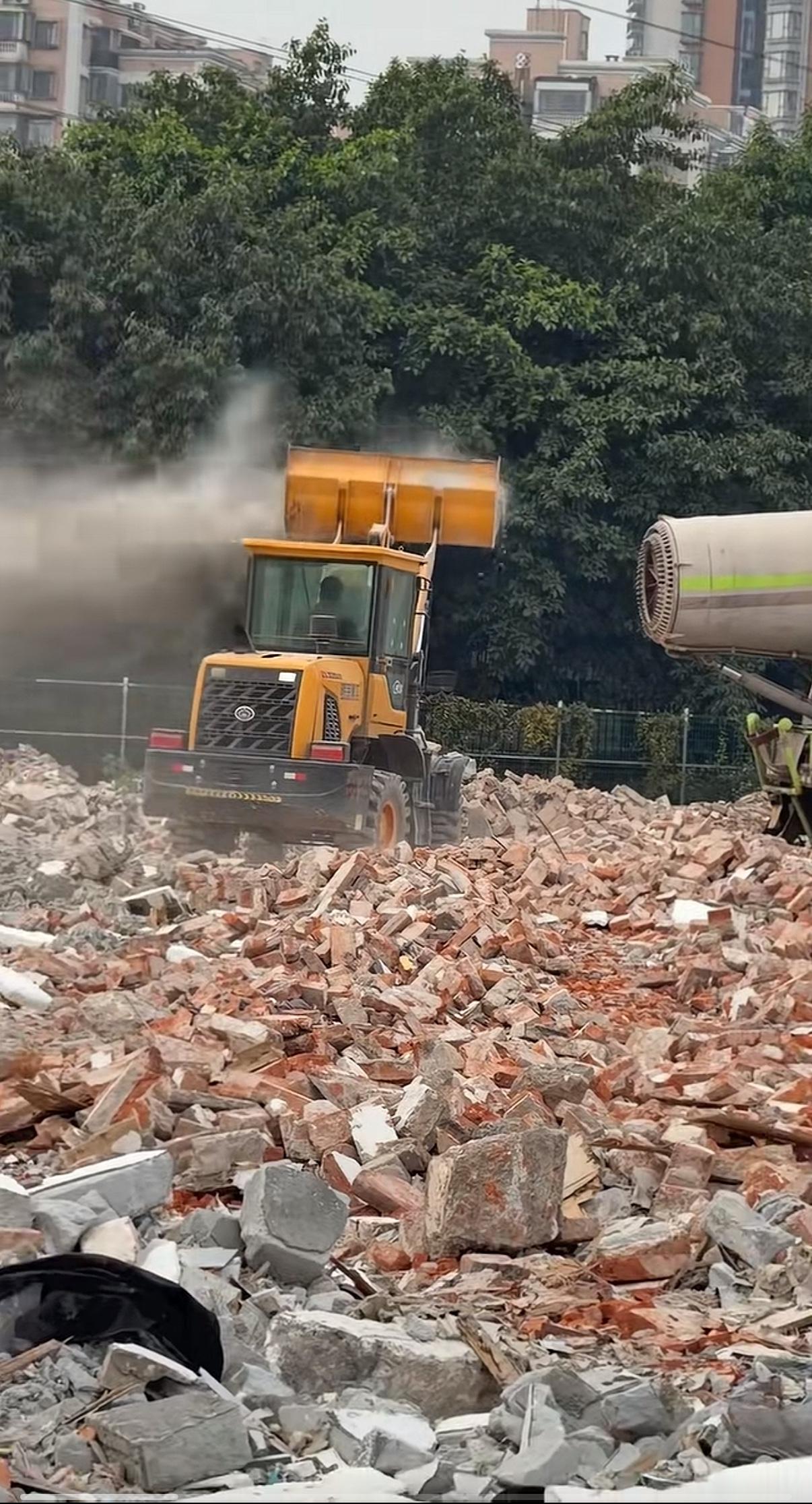 真的是在利益面前，什么缺德事都干得出来。广州一地人工降沙尘暴，利用雾炮机对着该