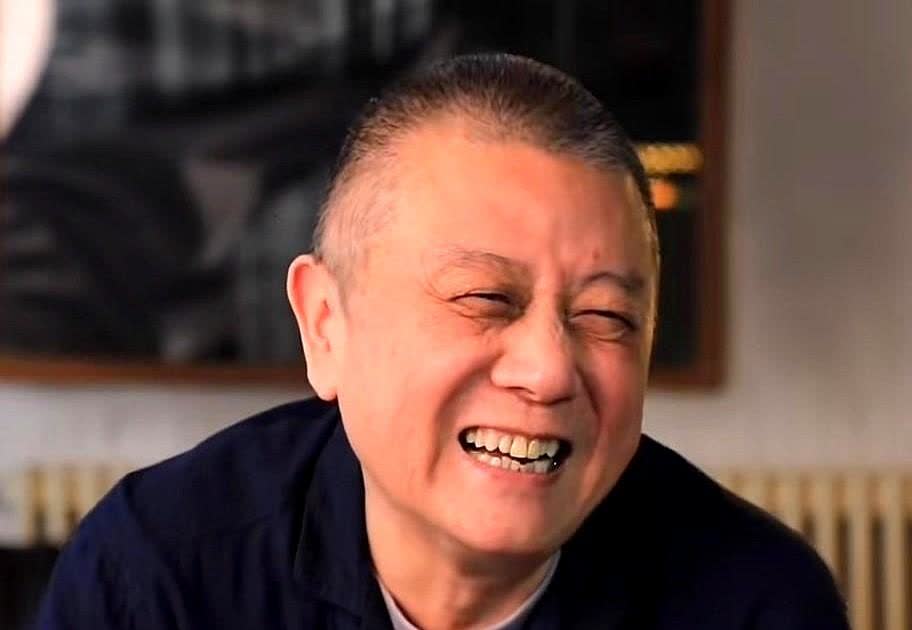 近70岁的王朔，笑起来还是很孩子气，这种孩子气啊，现在很少见了，感觉现在的小孩儿
