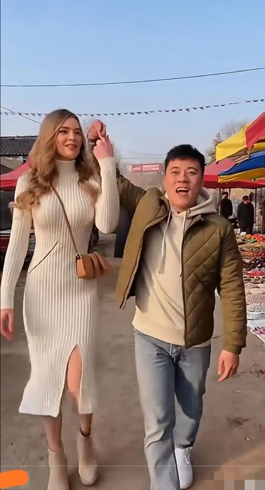 快看！一位中国小伙和他的俄罗斯新娘甜蜜同框啦！小伙身高1米7左右，新娘