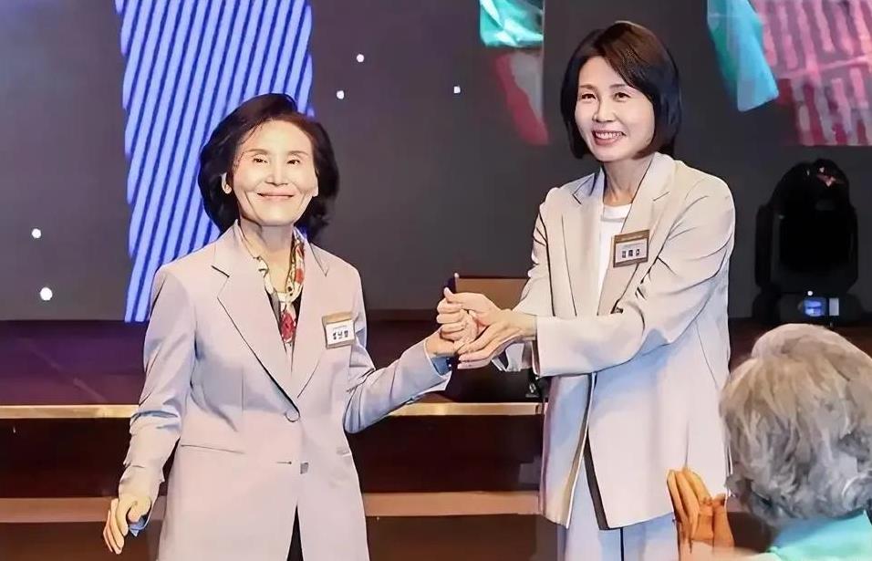 韩国第一夫人争夺战开始了？金文洙的妻子薛南英与李在明妻子金惠景被要求直播辩论，薛