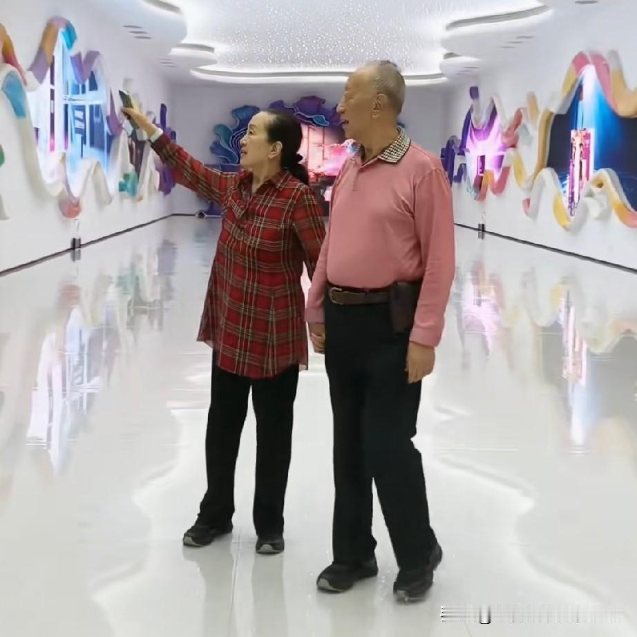 张金玲与张正真堪称一对羡煞旁人的佳侣，二人近来露面的频次不低，穿着却十分简朴，活