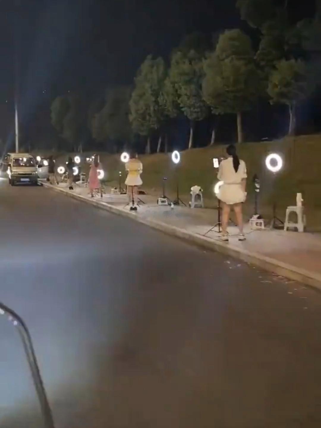 这些女生都是夜猫子吧大半夜都不睡觉