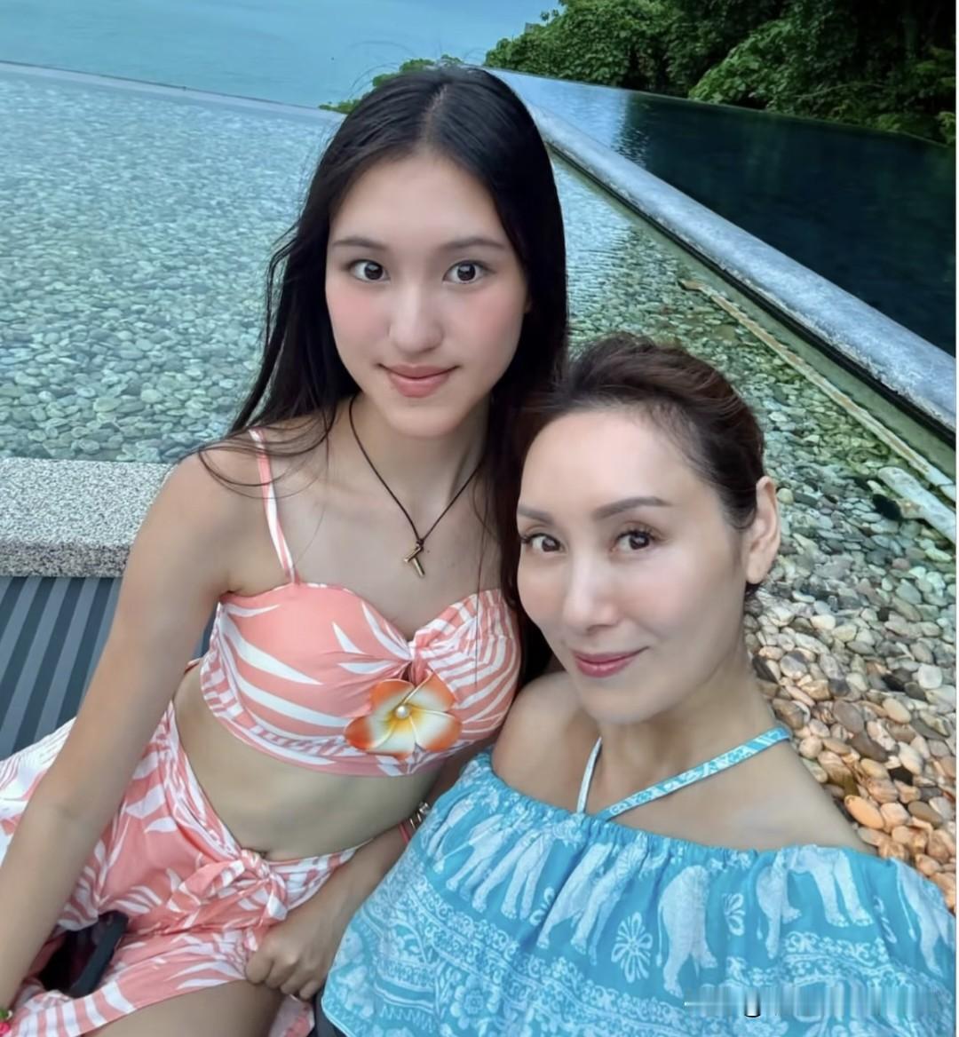 不愧是昔日的TVB四大花旦之一，这才是名副其实的“百亿千金”嘛！57岁穿蓝色挂脖