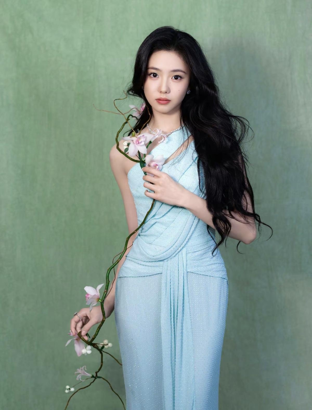 刘浩存这身浅蓝裙杀疯了，生图美到失语，这状态谁顶得住。细闪面料裹碎钻，灯光下泛光