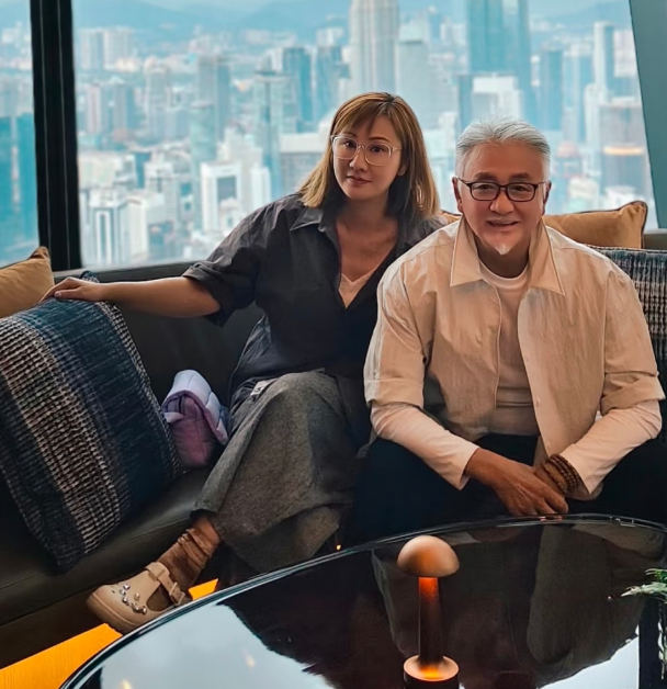 67岁吴岱融和老婆钟淑慧现身马来西亚一间五星级酒店夫妻俩的外表看起来差距太大了