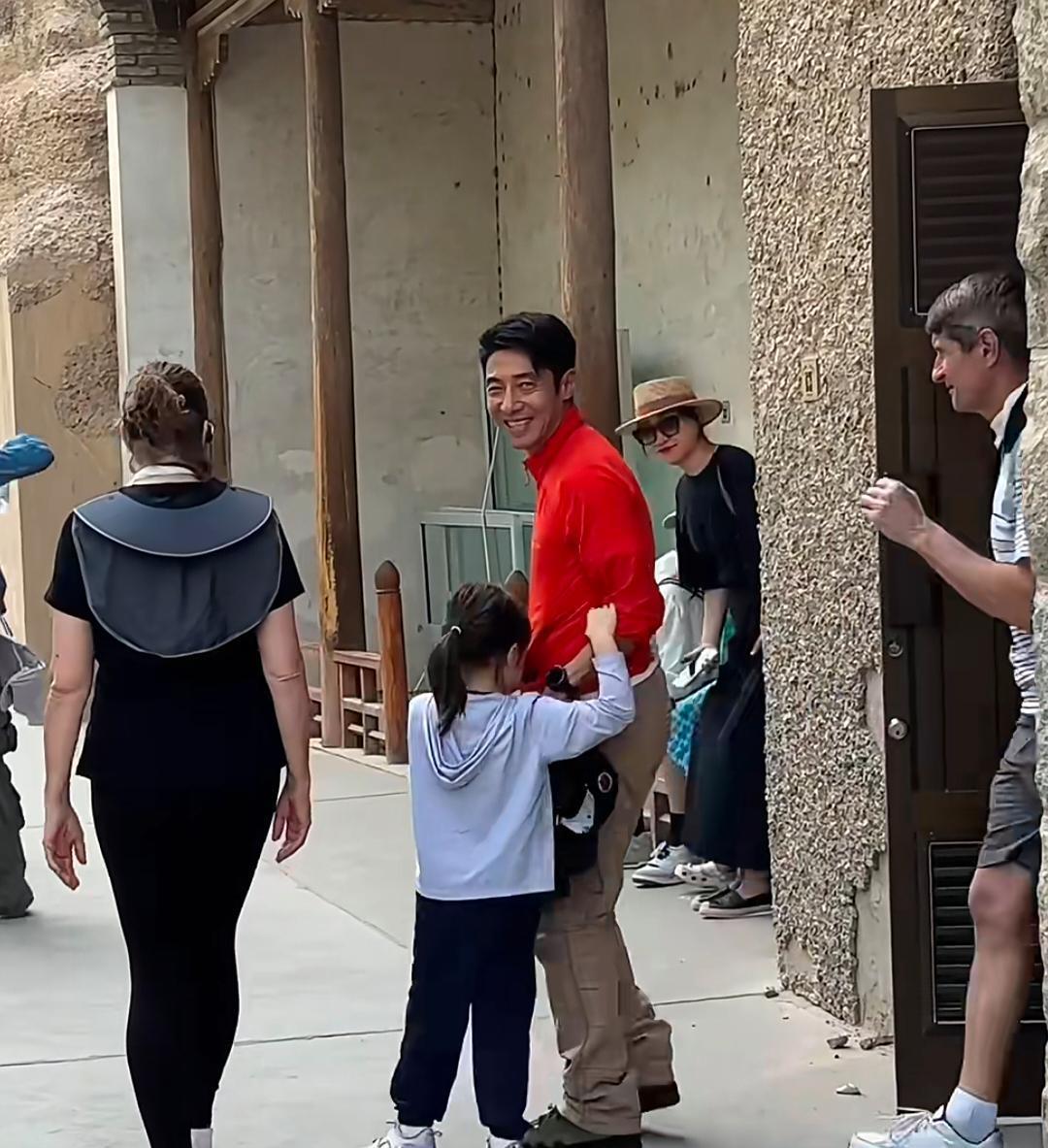 撒贝宁和家人到甘肃敦煌旅游，加拿大籍妻子李白的身材好高挑，夫妻俩一人牵着一个孩子