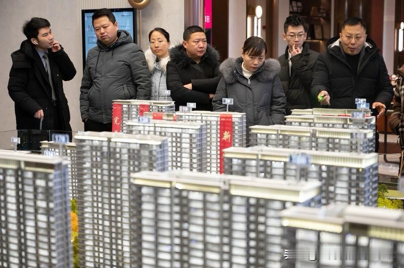 未来几个月，京沪楼市，应该还会有一些房主因恐慌抛售而出现的“捡漏房”，但预计这类