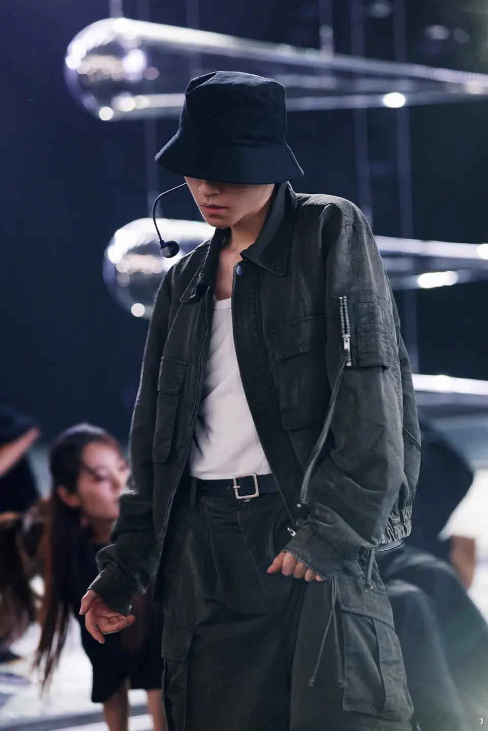 王俊凯跨年有唱跳吧，王俊凯的耳麦唱跳舞台我真的好期待……