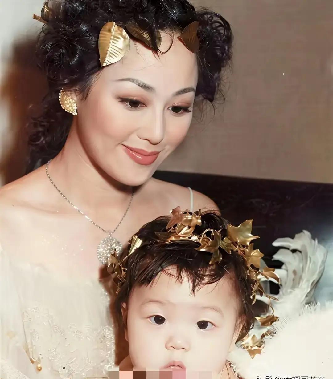 被前夫喊了20年“刷卡黑洞”的女人，如今用一场直播卖空爱马仕仓库。她不开口，镜