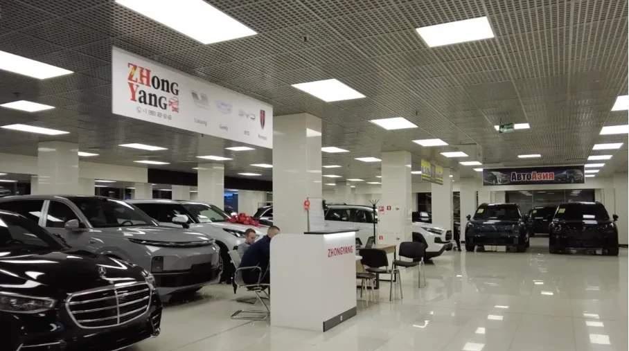 三年前，俄罗斯人抢中国车抢疯了，理想L9卖到90万还得排队。现在呢？莫斯科天雅