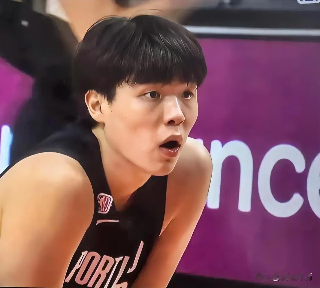 说实话,杨瀚森现在被喷,一点都不冤。从去美国选秀试训,到现在NBA常规赛开打