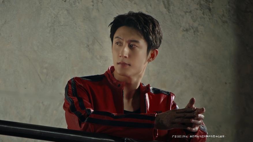 谁能拒绝黄景瑜的黑色座驾黑色是他的底色，也是座驾的底气。黄景瑜自带的硬朗气场，