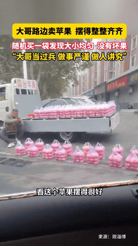 山东淄博，一位小伙儿路过路边水果摊时，被一位卖烟台苹果的大哥给吸引住了，因为这大