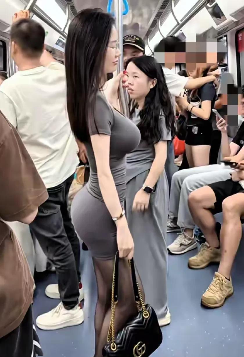 美女请错峰上车，留点空间让别人好吗？