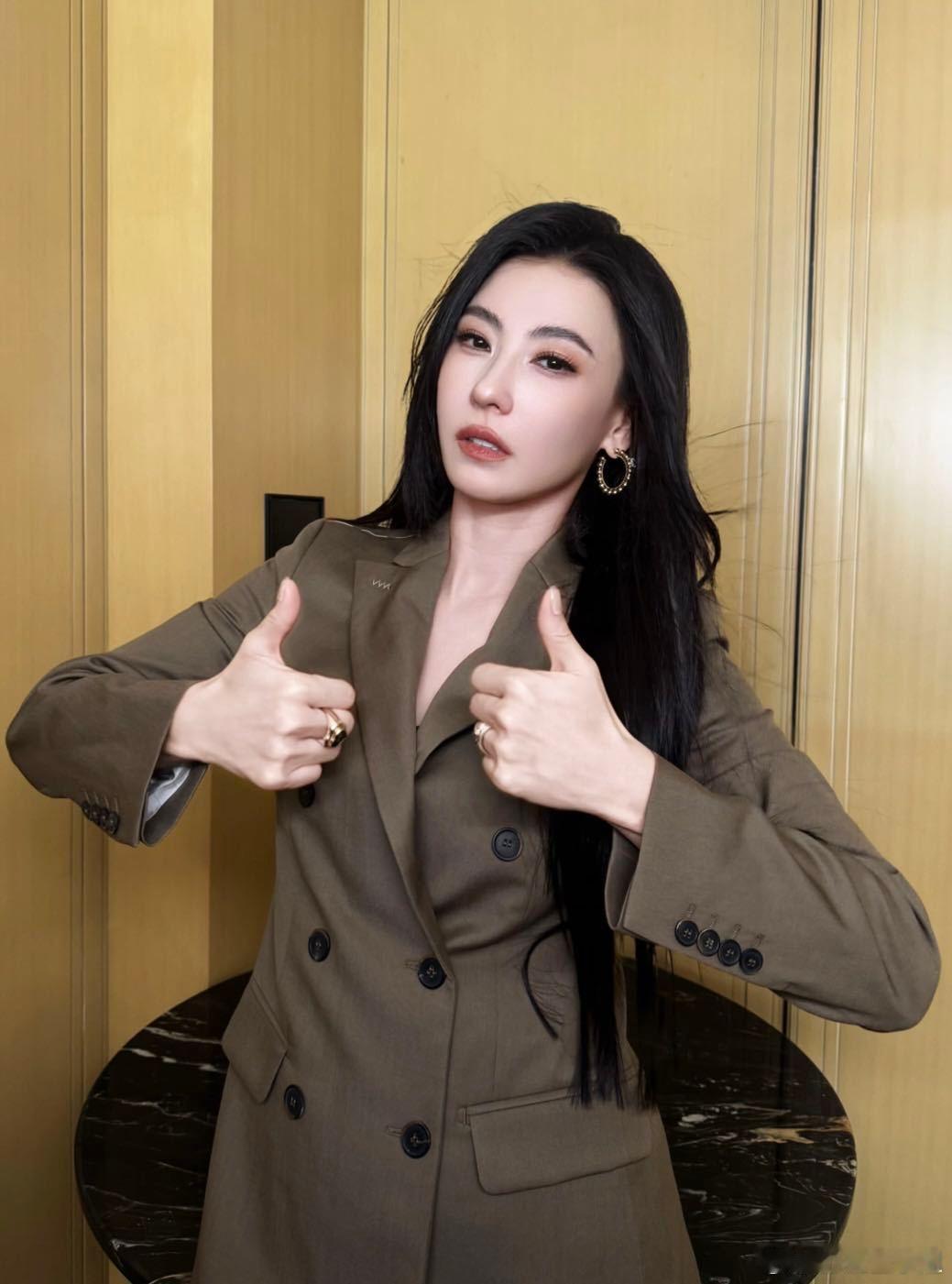 #张柏芝拍照姿势太A了#真的，张柏芝出片根本不需要什么花里胡哨的背景，她自己就是最大的亮点。#张柏芝
