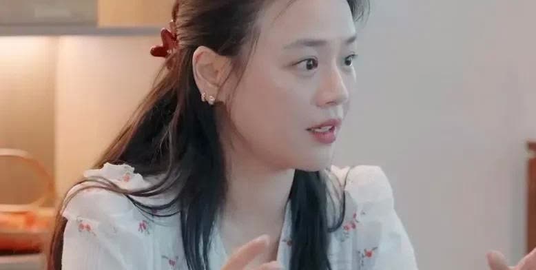 马思纯带药录综艺！镜头前笑得甜，药盒在行李箱里排一排。她亲口说过