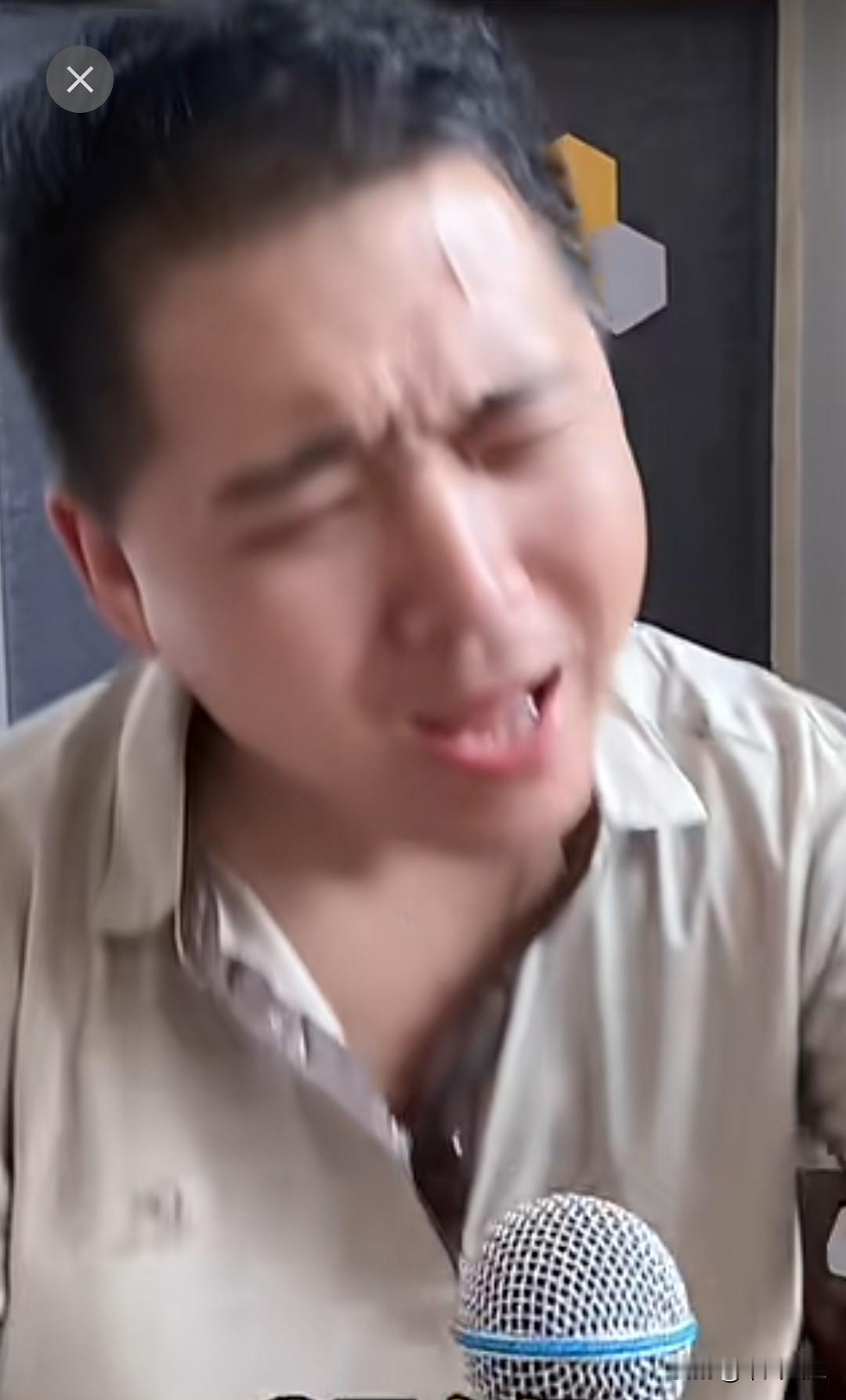 主人唱歌跑调走音，那杀伤力可太大了，连狗狗都遭不住。就像有个男子唱歌难听，狗狗每