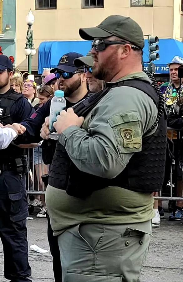 美国移民局（USCIS）官网上的消息显示，美国总统老特花费1700亿美元招募10