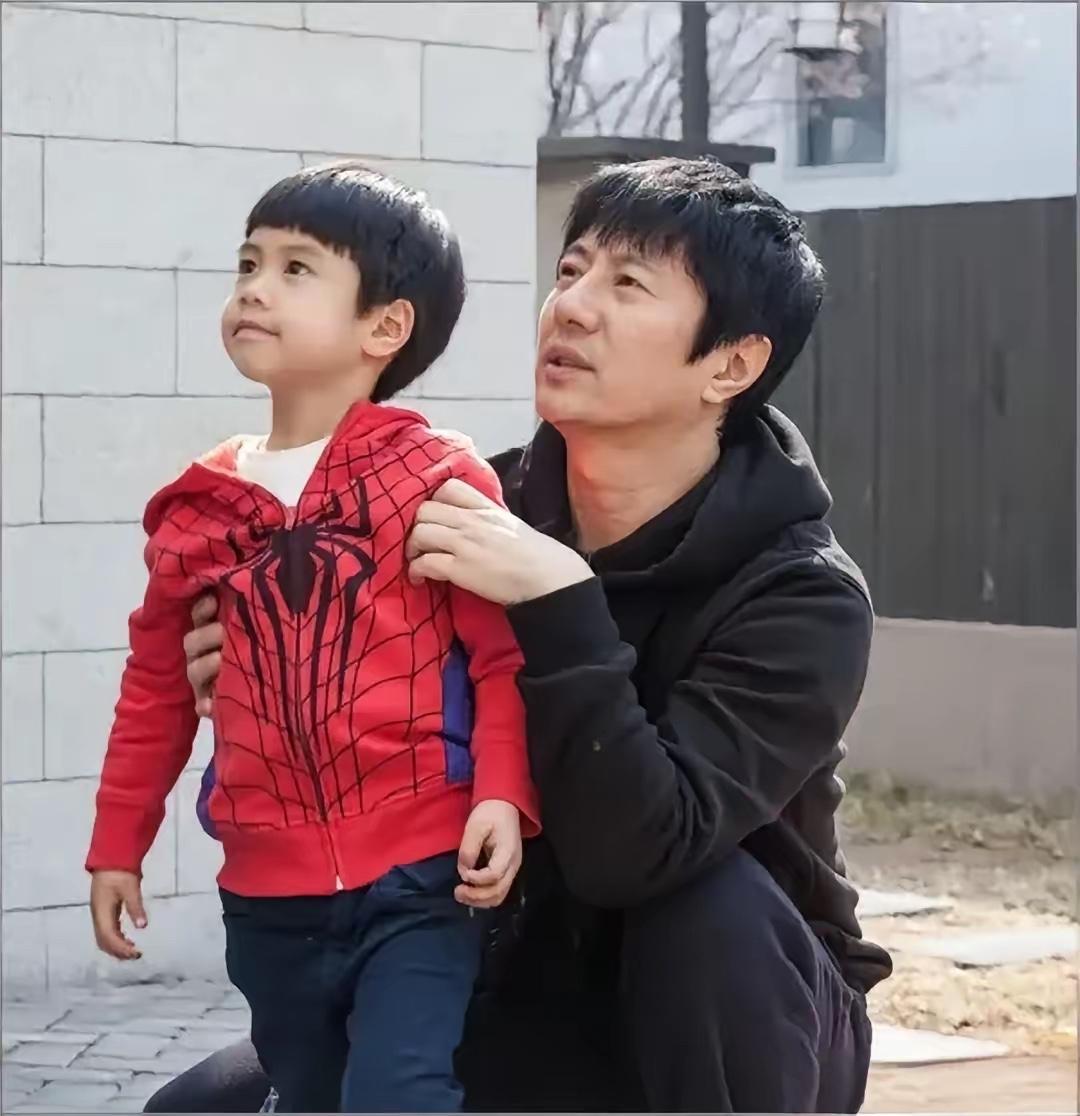 主持人问郑钧:“你42岁才生儿子，算是老年得子，是不是特激动？”郑钧气呼呼地说: