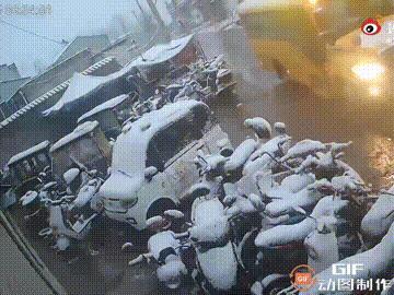 江苏一个男孩放学坐校车回家，到家门口后，他从校车上下来，在没有观察路况的情况下，