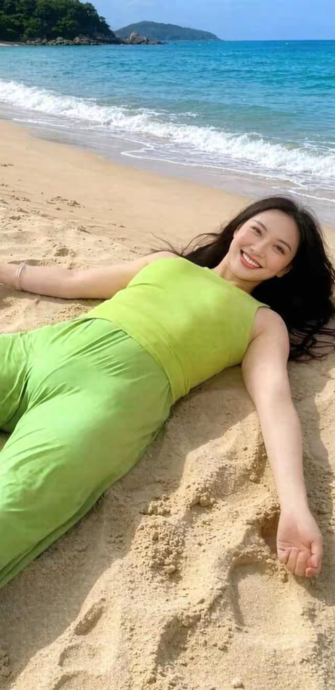 美女下午好你的身材好美啊又漂亮聪明可爱的大美女今天你在海边玩得那么开心祝你好运