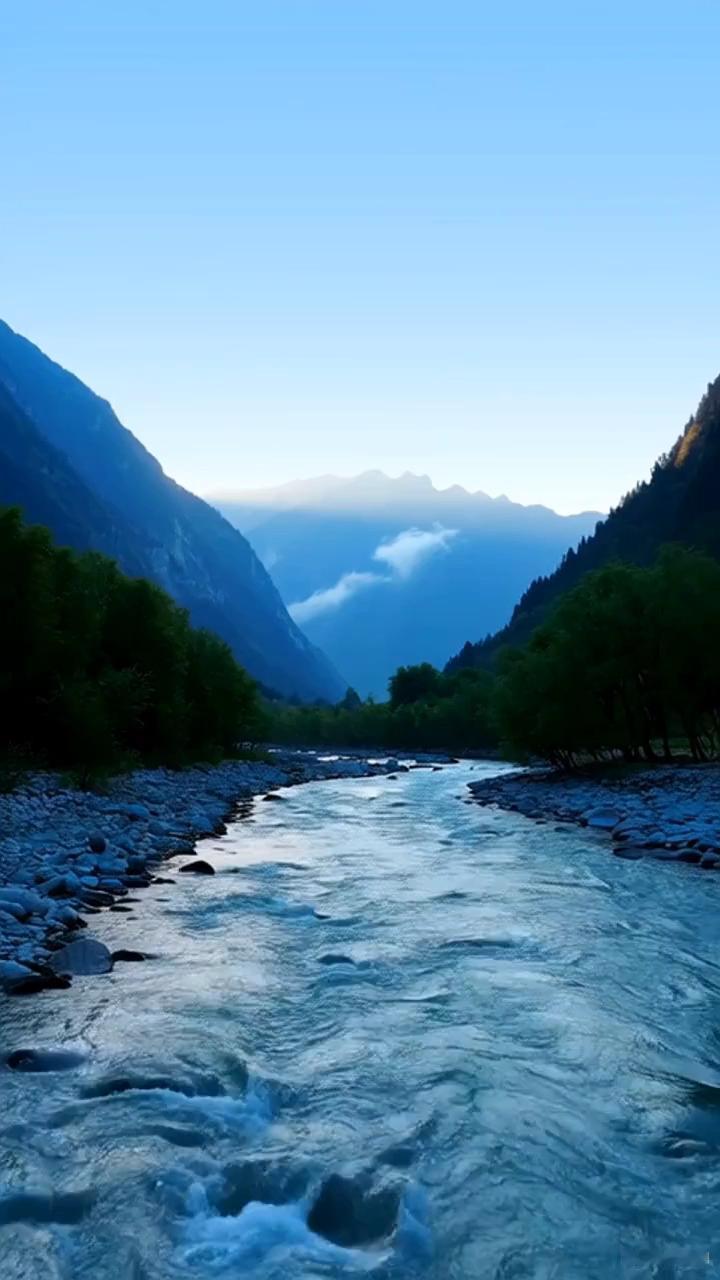 《道德经》里藏着成年人的顺境密码：“上善若水，水善利万物而不争”为啥越懂事