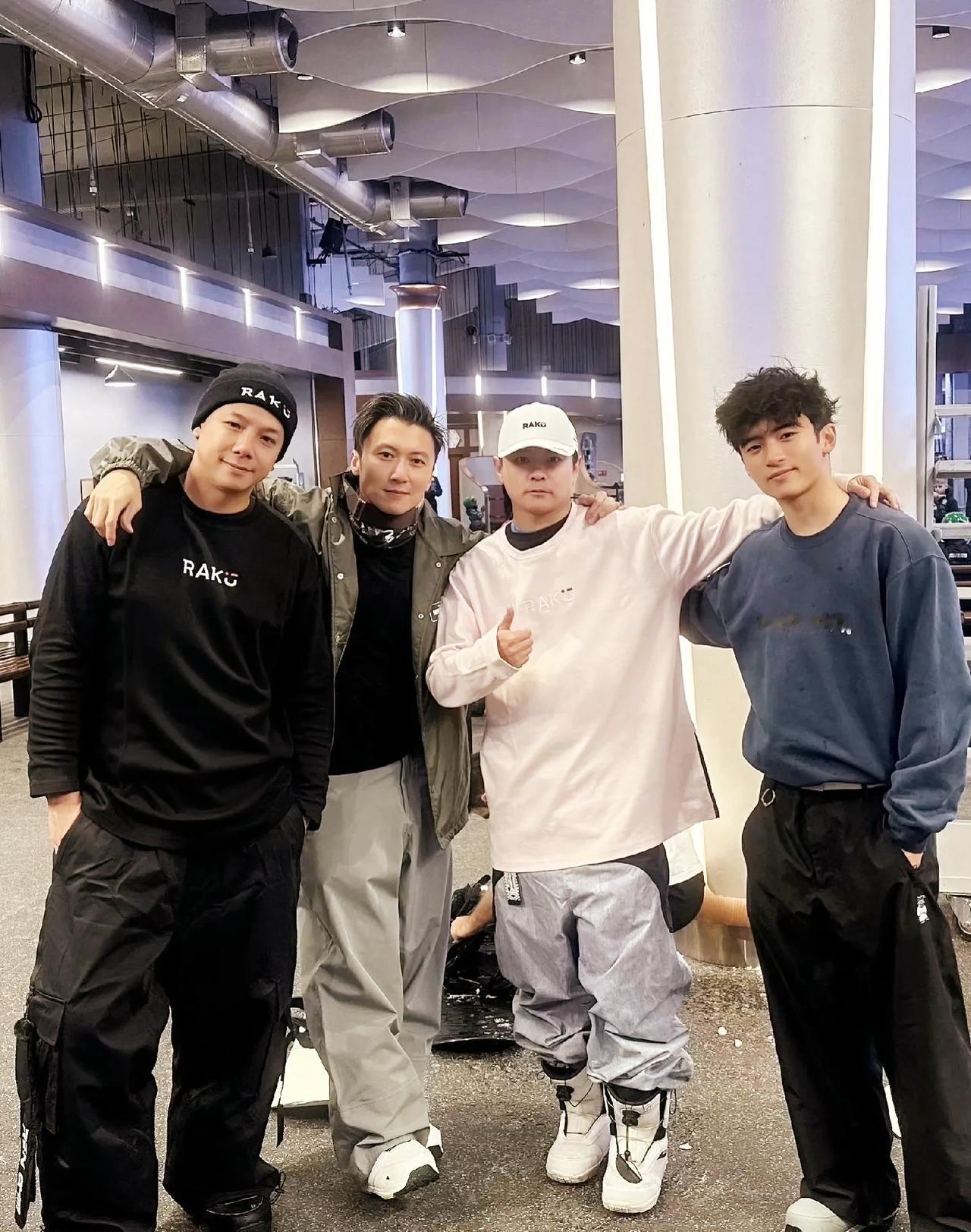 谢霆锋18岁长子Lucas最新近照曝光，你觉得谁颜值赢麻了？有人觉得他继承了