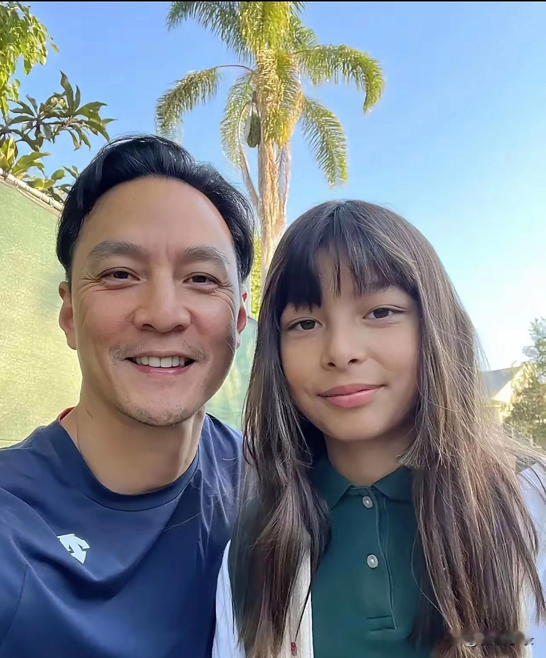 吴彦祖和他的混血女儿，果然是亲父女俩，简直是一个模子刻出来的！[吐舌头眯眼睛笑][墨镜]