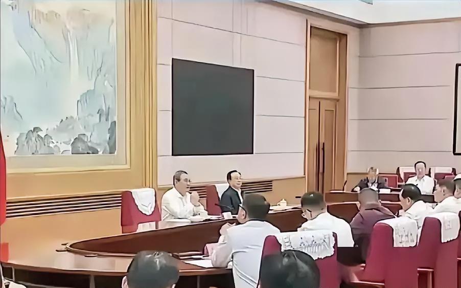 几张关键词纸片碾压厚厚演讲稿，于东来戳破了商界最虚伪的假象全网刷屏！别人厚