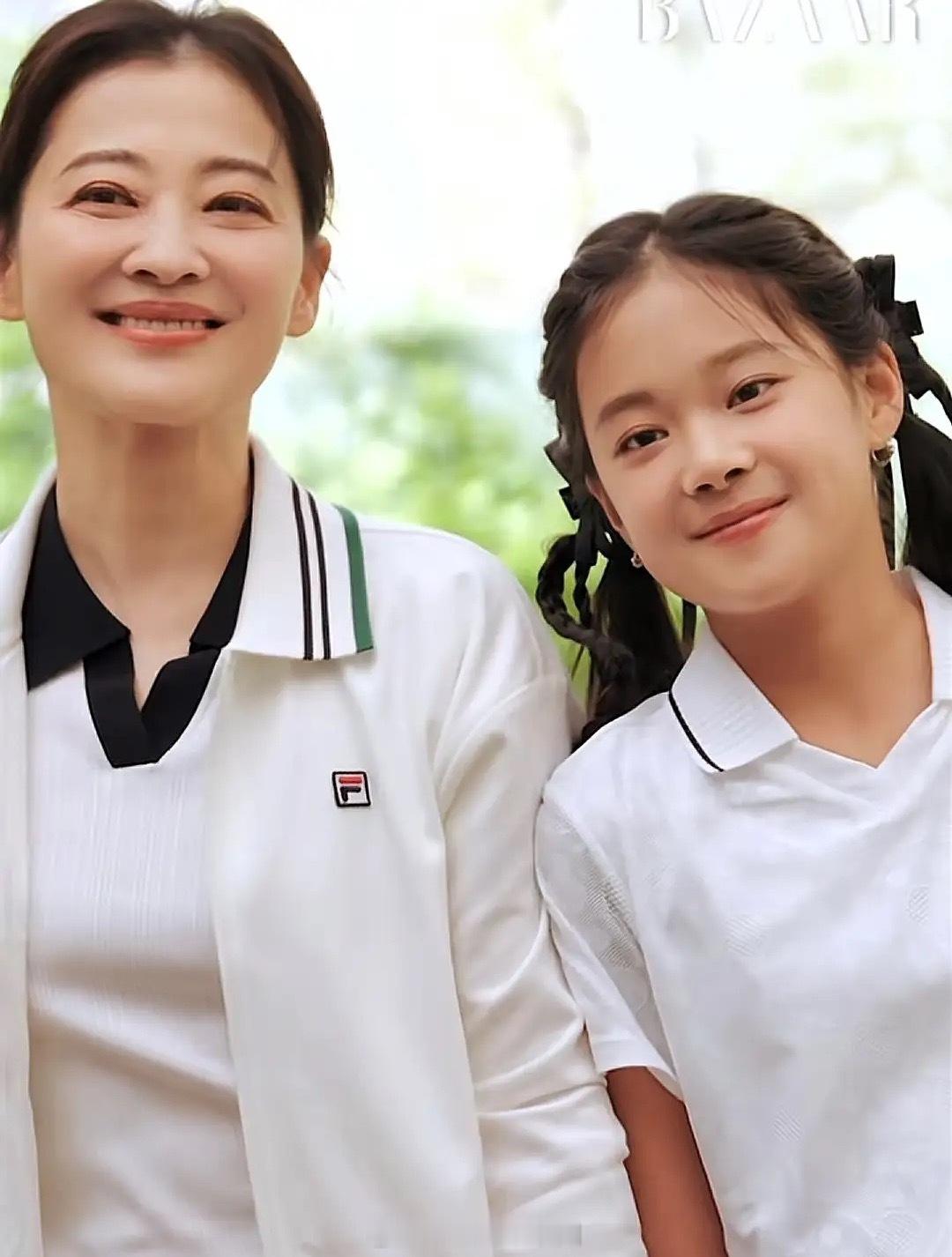 梅婷和12岁女儿拍摄母亲节杂志，快快只比妈妈矮半头，目测有160了，个子长得太快