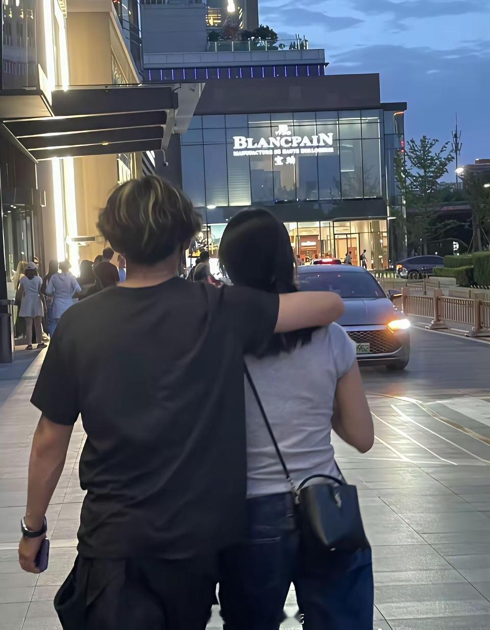 朱易发合影祝贺苏翊鸣，怎么这么甜，刷到一张背影，不管是不是身高差，男盆友都很喜欢