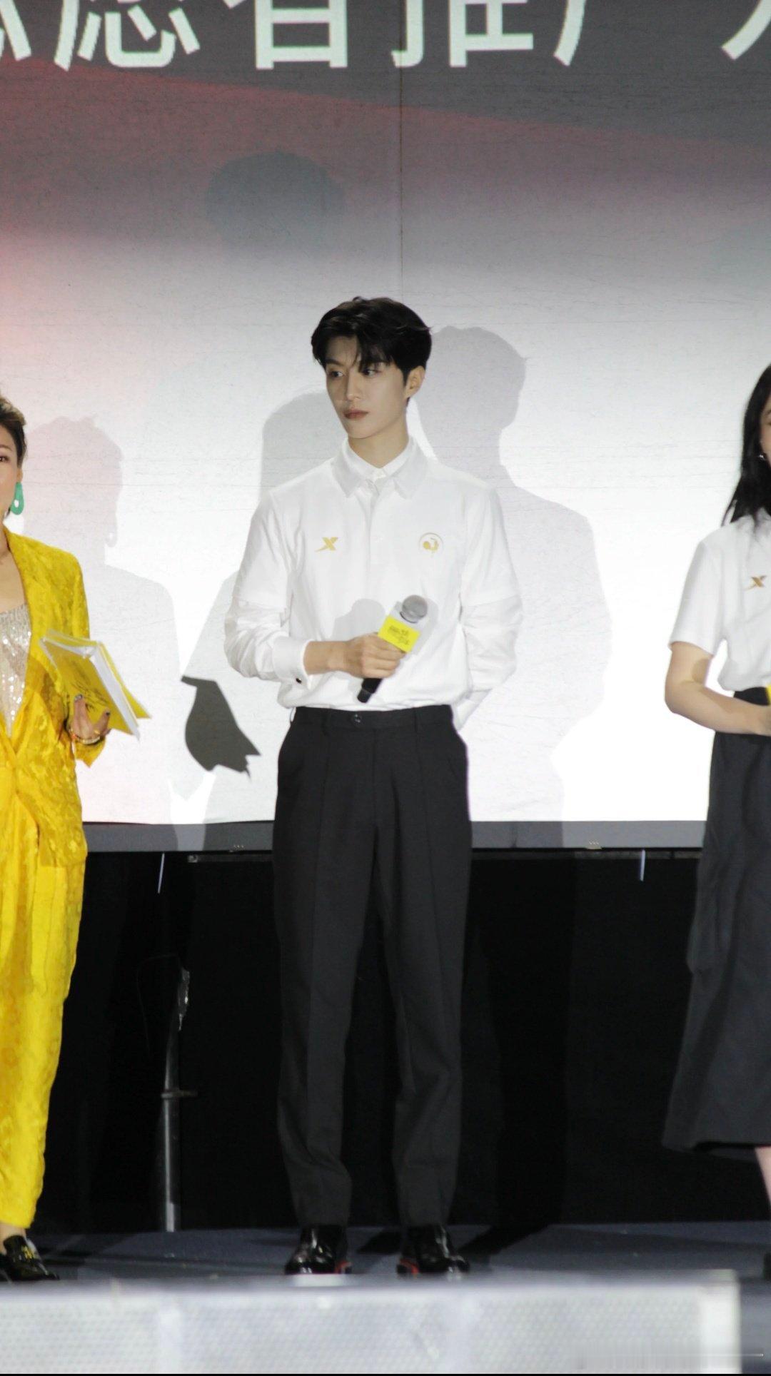 范丞丞参加金鸡志愿者见面会造型路透