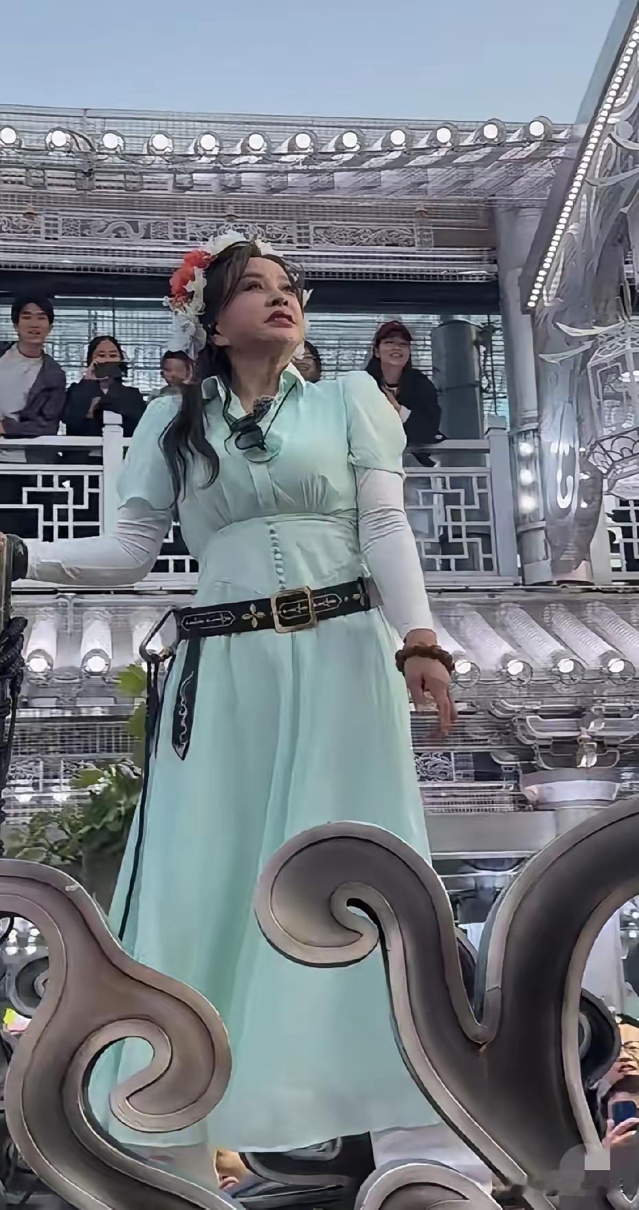 都感觉她有点走火入魔了，刘晓庆在装嫩的路上已经无法自拔了。实话实说，刘晓庆的审