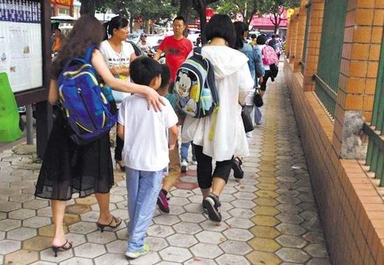 以前总觉得帮孩子拿书包是溺爱孩子, 自家孩子上学后才明白那心情