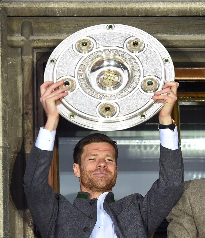 现在三四十岁的教练里面哪有阿隆索这么有水平的。压拜仁拿德甲冠军啊。皇马的问题，傻